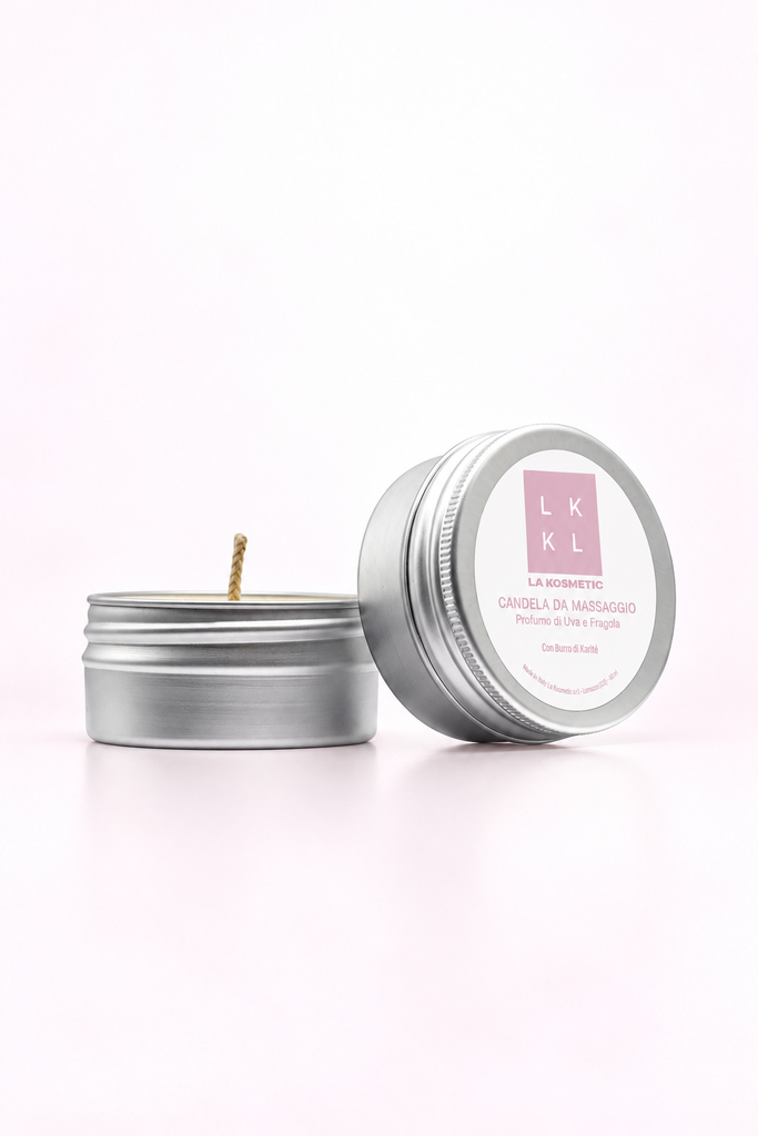 Candela da massaggio La Kosmetic al profumo di Uva e Fragola, 40 ml, con confezione e coperchio.