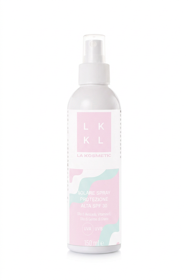 Latte Solare Spray SPF 30 150 ml La Kosmetic su sfondo bianco